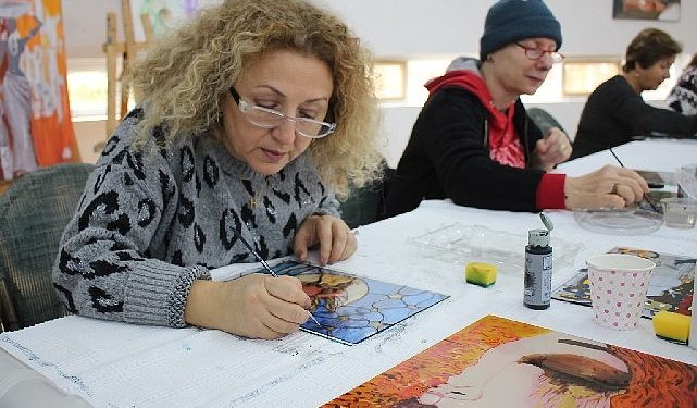 Bilge çınarlar, camaltı boyama yapıtlarıyla yaşama tutunuyor