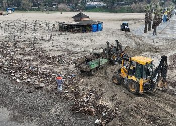 Burhaniye belediyesi ağır yağışın izlerini temizliyor