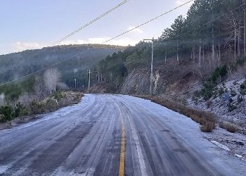 Büyükşehir Grupları Buzlanmaya Karşı Tuzlama Çalışması Yaptı