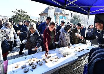 Büyükşehir şehitler için helva ve lokma dağıttı