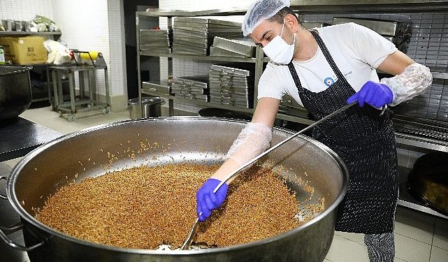 Büyükşehir’in 3 farklı aşevinden gereksinim sahiplerine sıcak yemek