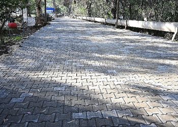 Çıralı’da bozulan yollara parke taşı döşeniyor