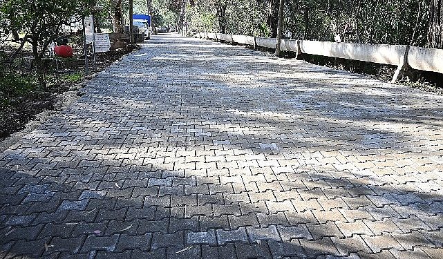 Çıralı’da bozulan yollara parke taşı döşeniyor