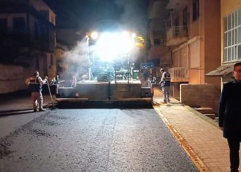 Elmalı’da sıcak asfalt çalışmaları sürüyor