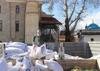 Elmalılı üreticilere süt yemleri teslim edildi