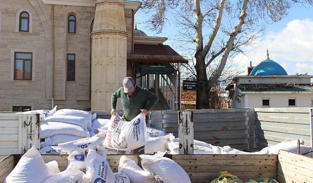 Elmalılı üreticilere süt yemleri teslim edildi