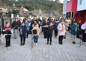 Geleceğin müzisyenleri şehitler için İstiklal Marşı’nı seslendirdi