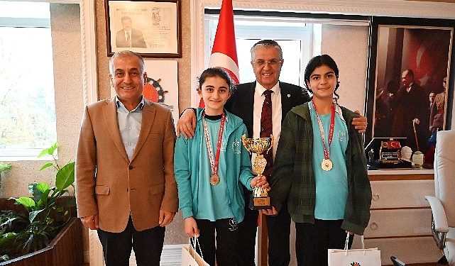 Genç masa tenisi atletlerinden Lider Topaloğlu’na ziyaret