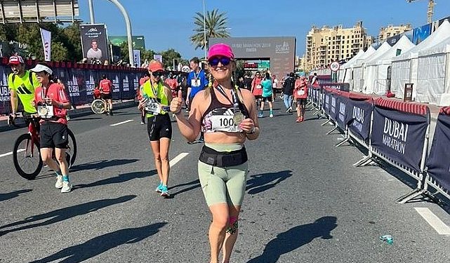 İnegöllü Bayan Atlet Dubai Maratonunda Koştu