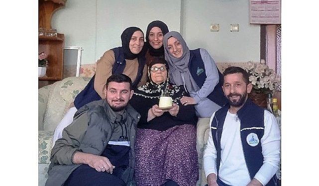 Kartepe’nin çınarlarına sürpriz doğum günü kutlaması