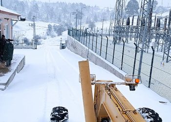 Kemer Belediyesi, kar yağışı nedeniyle kapanan yayla yollarını temizledi