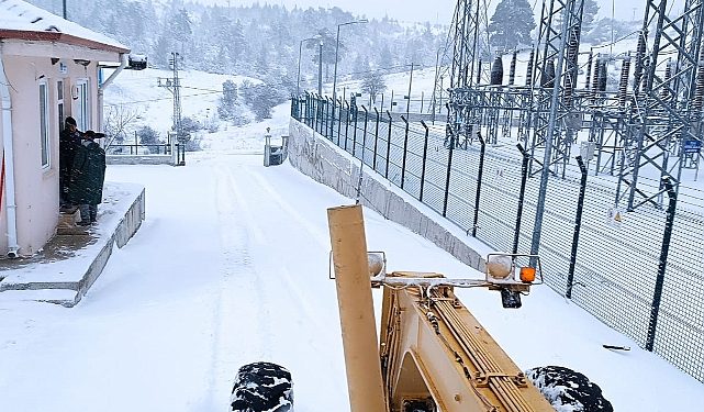 Kemer Belediyesi, kar yağışı nedeniyle kapanan yayla yollarını temizledi