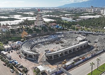 Kumluca Atatürk Stadyumu süratle yükseliyor