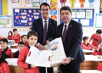 Lider Dündar, Bakan Tunç ile birlikte karne dağıttı