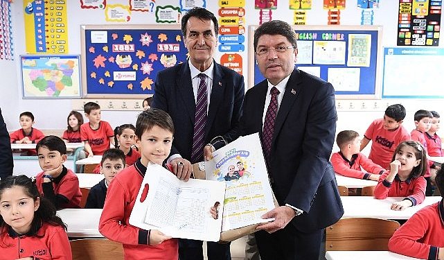 Lider Dündar, Bakan Tunç ile birlikte karne dağıttı