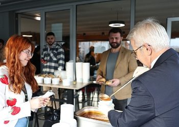 Lider Erdem’den öğrencilere çorba ikramı