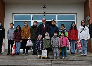 Lider Pekyatırmacı çocuklara şivlilik dağıttı