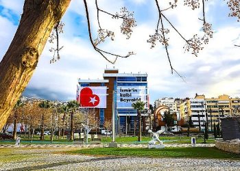 Lider Sandal’dan yeni yıl bildirisi: “2024 Bayraklı’nın yılı olsun”