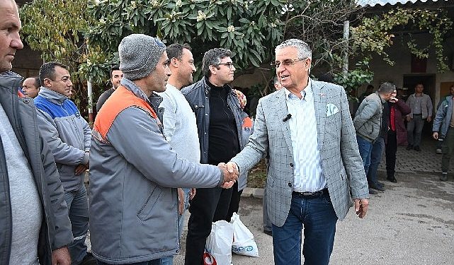 Lider Topaloğlu belediye işçisinin yeni yılını kutladı