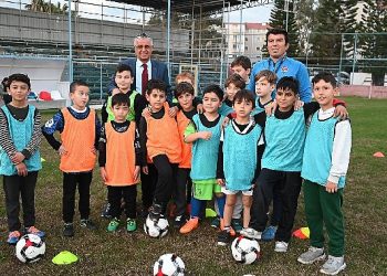 Lider Topaloğlu, geleceğin futbolcularıyla bir ortaya geldi