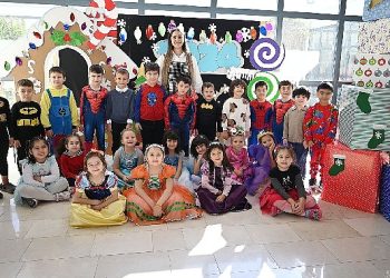 Lider Topaloğlu, minik öğrencilerin yılbaşı heyecanına ortak oldu