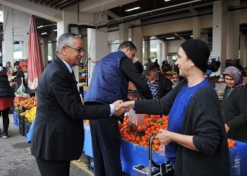 Lider Topaloğlu, pazar esnafını ziyaret etti