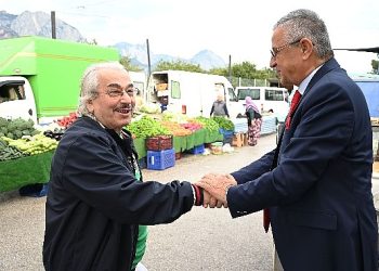 Lider Topaloğlu’ndan pazar esnafına ziyaret