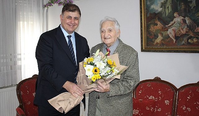 Lider Tugay’dan Karşıyakalı çınara ziyaret