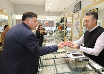 Lider V. Özkan Esnafın Yeni Yılını Kutladı