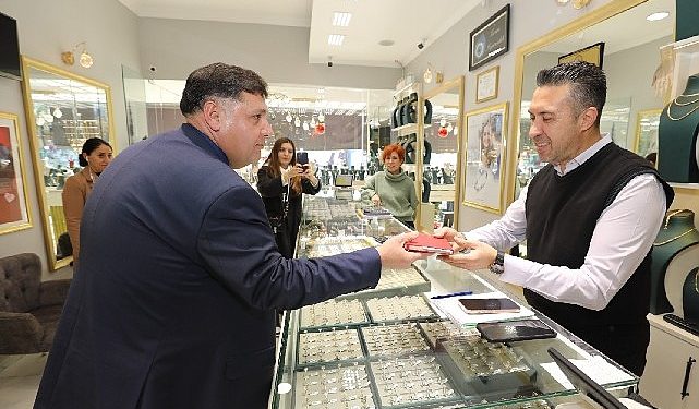 Lider V. Özkan Esnafın Yeni Yılını Kutladı