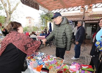 Narlıdere’nin yeni yıl pazarına büyük ilgi