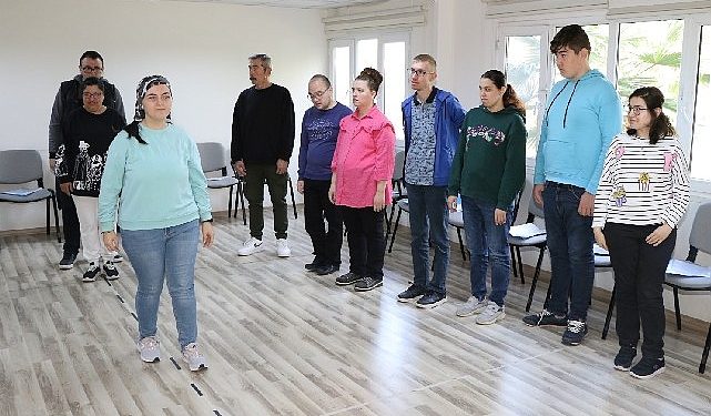 Özel öğrenciler sahnede yeteneklerini sergiliyor