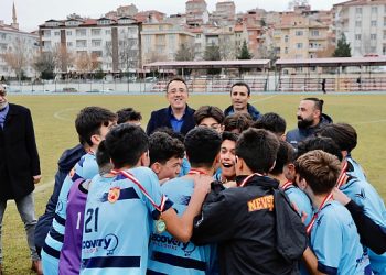 Şampiyona kupasını lider Savran verdi 