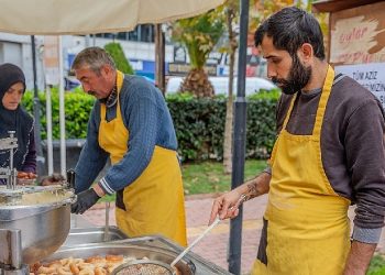 Seferihisar’da 12 şehit için lokma dağıtıldı
