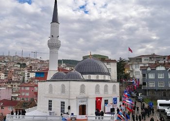 Yine inşa edilen Üsküdar Kıroğlu Cami ibadete açıldı