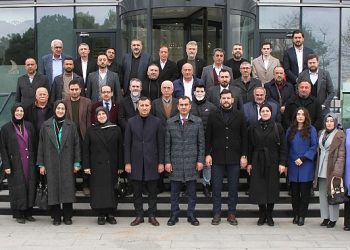 AK Parti Derince Belediye Lider Adayı İbrahim Tatlı, meclis üyesi aday adayları ile bir ortaya gelerek istişarede bulundu