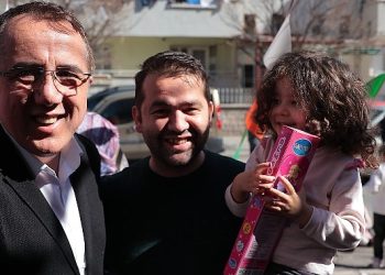 AK Parti Nevşehir Belediye Lider Adayı Dr. Mehmet Savran, 2000 Meskenler Mahallesi ve Mehmet Akif Ersoy Mahallesi’nde işyeri açılışlarına katıldı