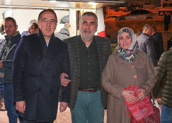 AK Parti Nevşehir Belediye Lider Adayı Dr. Mehmet Savran, Berat Kandili münasebetiyle vatandaşlara lokma ve meyve suyu ikramında bulunarak kandillerini kutladı