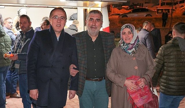 AK Parti Nevşehir Belediye Lider Adayı Dr. Mehmet Savran, Berat Kandili münasebetiyle vatandaşlara lokma ve meyve suyu ikramında bulunarak kandillerini kutladı