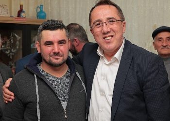 AK Parti Nevşehir Belediye Lider Adayı Dr. Mehmet Savran, konut ziyaretlerini sürdürüyor