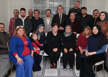 AK Parti Nevşehir Belediye Lider Adayı Dr. Mehmet Savran, Nevşehir’de bulunan depremzede aileleri ziyaret etti