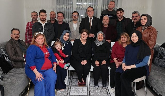 AK Parti Nevşehir Belediye Lider Adayı Dr. Mehmet Savran, Nevşehir’de bulunan depremzede aileleri ziyaret etti