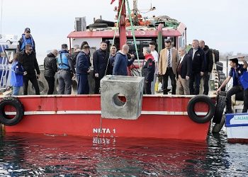 Aliağa Körfezinde Yapay Resifler Suya Bırakıldı