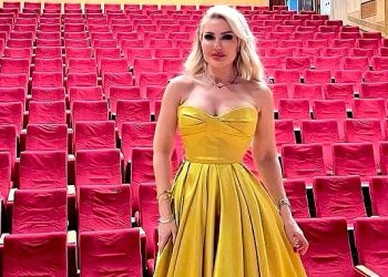 Altın Kalp ve Vefa Mükafatlarını sunan Esin Yum Hoşluğu ve Şıklığıyla geceye damga vurdu