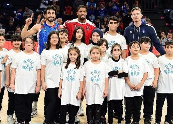 Anadolu Efes – EA7 Armani Milan Maçında One Team Programına Katılan Çocuklar Parkeye Çıktı