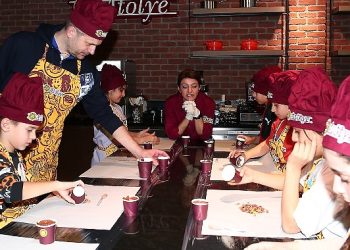 Anadolu Efes’in One Team projesinin iştirakçileri, Kahve Dünyası’nın Çikolata Atölyesi’nde buluştu