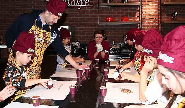 Anadolu Efes’in One Team projesinin iştirakçileri, Kahve Dünyası’nın Çikolata Atölyesi’nde buluştu