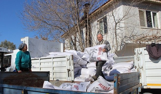 Antalya Büyükşehir Belediyesi 68 üreticiye 2061 çuval daha süt yemi takviyesi verildi