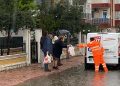 Antalya Büyükşehir Belediyesi selin etkilediği mahallelerde vatandaşlara taşınabilir aşeviyle üç çeşit sıcak yemek, su ve ekmek yardımı yapıyor