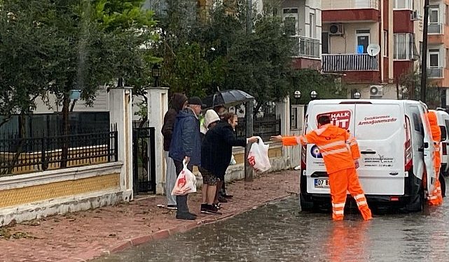 Antalya Büyükşehir Belediyesi selin etkilediği mahallelerde vatandaşlara taşınabilir aşeviyle üç çeşit sıcak yemek, su ve ekmek yardımı yapıyor
